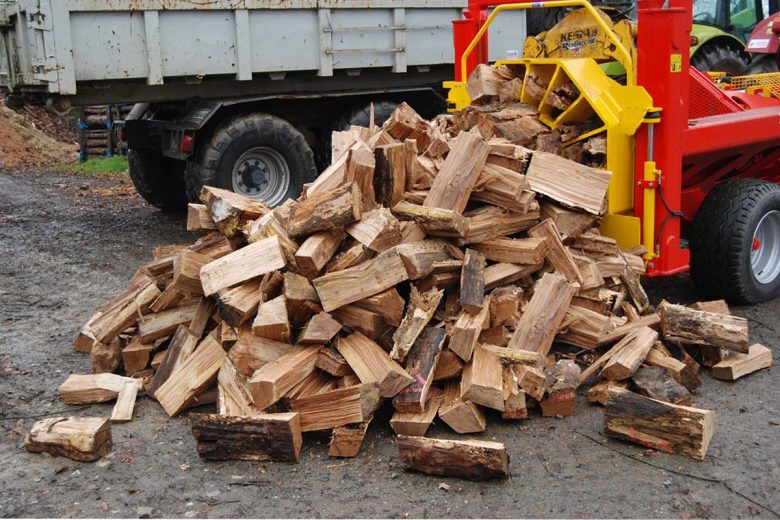 The machine contains a splitting grid of 16, 24 or 28 splinters (28 splinters for wood 50 cm long only).