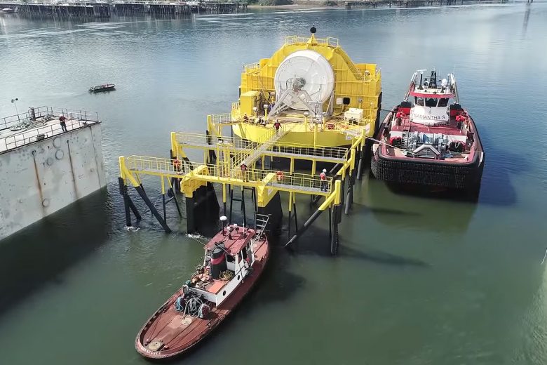 Cet énorme générateur d'énergie des vagues OE35 a été construit dans un chantier naval de l'Oregon et remorqué à Hawaï pour un test grandeur nature.