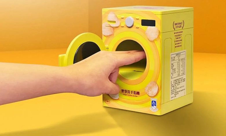 Cette machine lave vos doigts après avoir mangé des chips de pomme de terre.