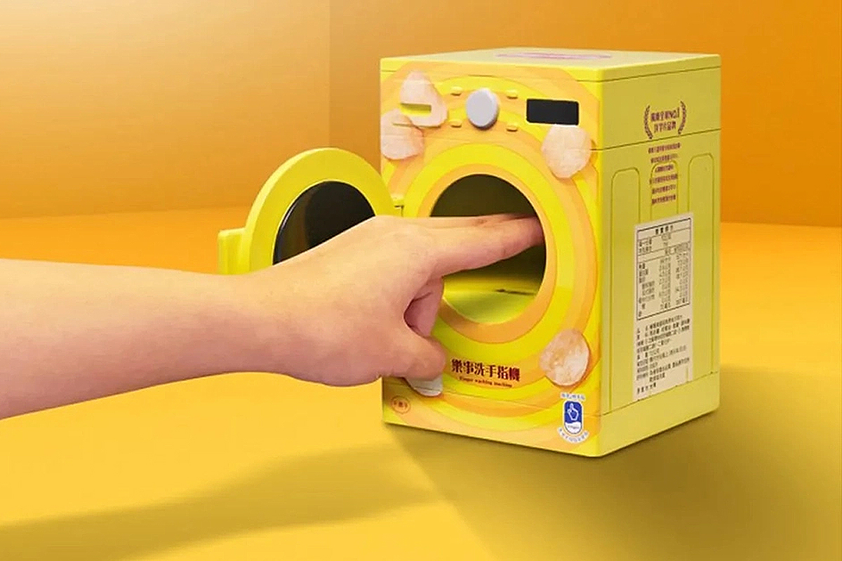 Cette machine lave vos doigts après avoir mangé des chips de pomme de terre.