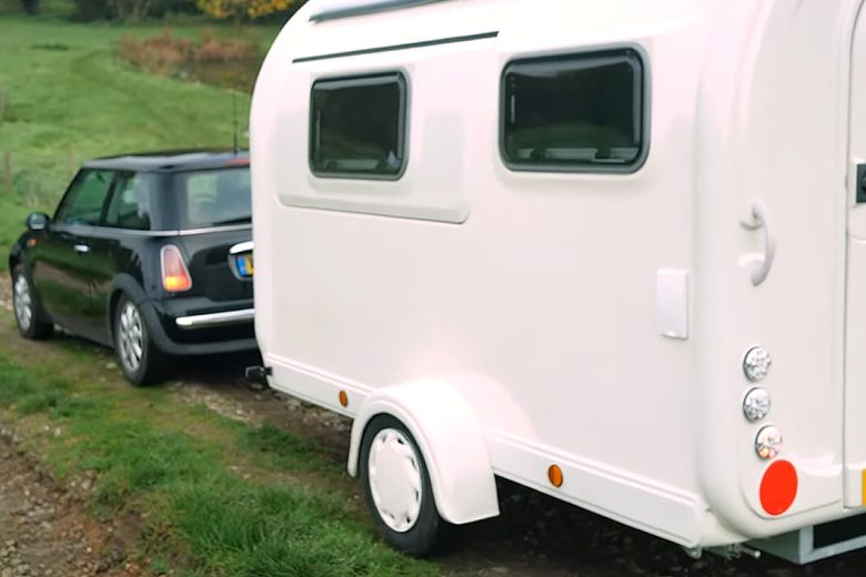 es Campods peuvent être remorqués avec une petite voiture.