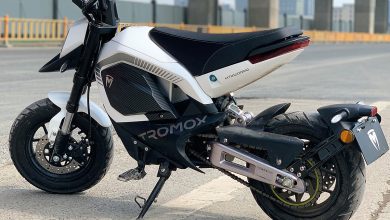 Dotée de roues avant et arrière de 10 pouces, la moto électrique Tromox Mino est extrêmement maniable.