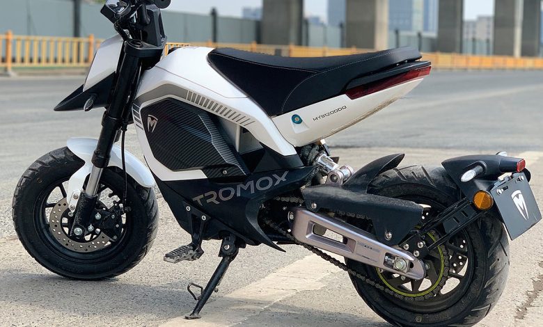 Dotée de roues avant et arrière de 10 pouces, la moto électrique Tromox Mino est extrêmement maniable.