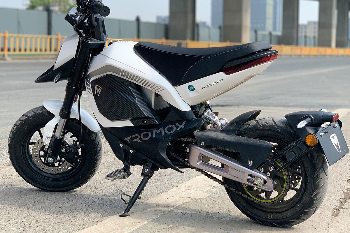 Dotée de roues avant et arrière de 10 pouces, la moto électrique Tromox Mino est extrêmement maniable.