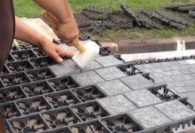Une grille de 4 cm d’épaisseur dans laquelle on emboîte des pavés en granit massif
