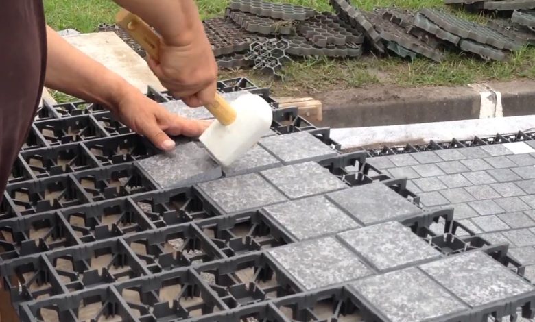 Une grille de 4 cm d’épaisseur dans laquelle on emboîte des pavés en granit massif