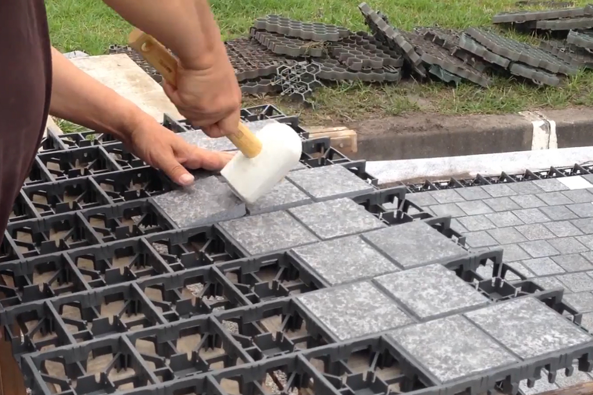 Une grille de 4 cm d’épaisseur dans laquelle on emboîte des pavés en granit massif