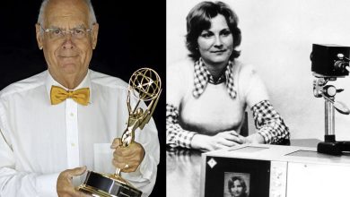 Peter Noble avec le prix Emmy qu'il a remporté pour l'avancement des arts et des sciences à la télévision