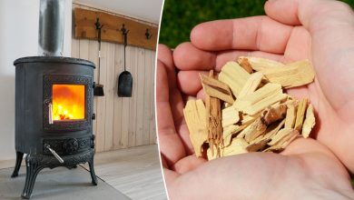 Un poêle à bois déchiqueté également appelé poêle à copeaux ou à plaquettes.