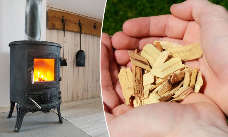 Un poêle à bois déchiqueté également appelé poêle à copeaux ou à plaquettes.