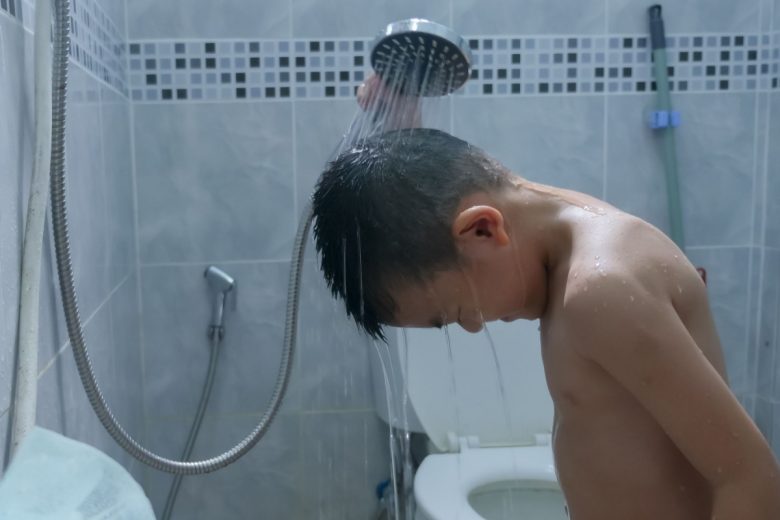 Les adolescents restent plus de 20 minutes sous la douche.