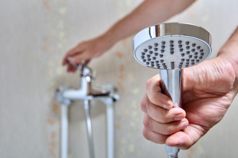 Il existe des pommeaux de douche qui permettent d'économiser l'eau.