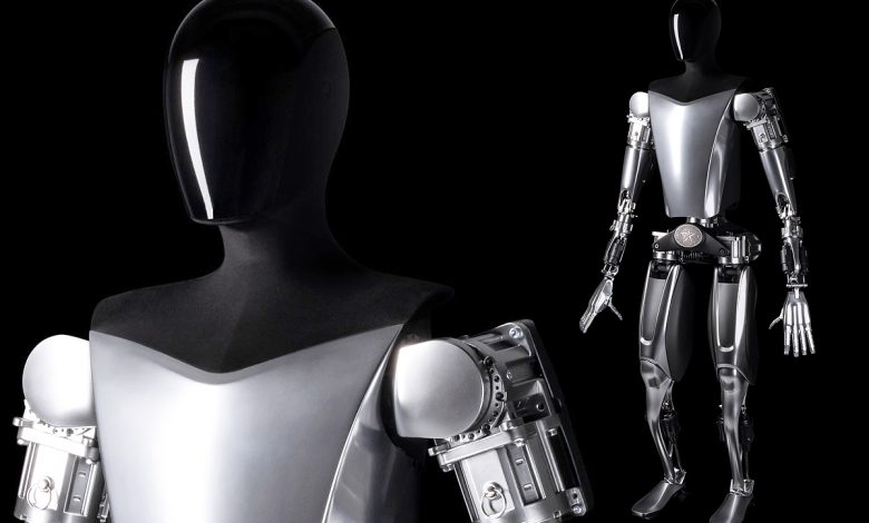 Elon Musk, directeur général de Tesla, est monté sur scène lors de la Journée de l'intelligence artificielle de l'entreprise, pour présenter un prototype du "Tesla Bot".
