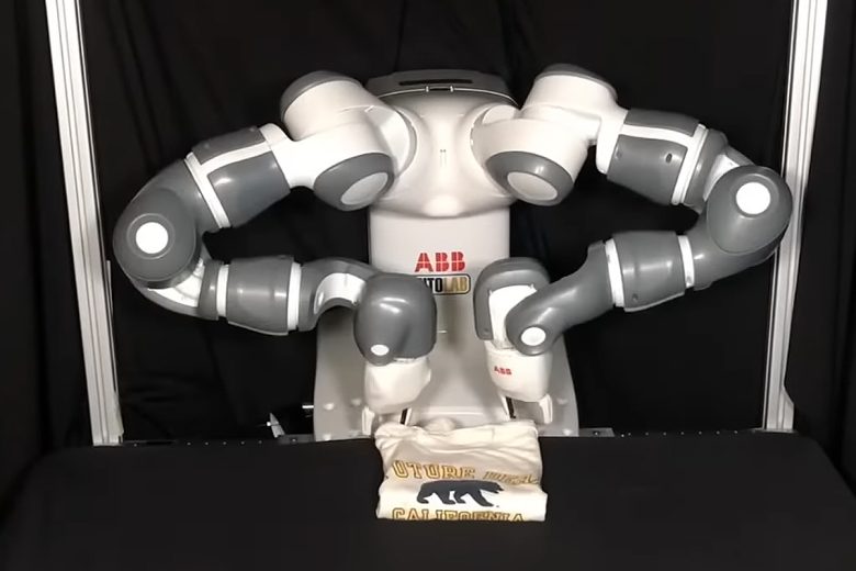 Une IA et un robot battent le record de vitesse de pliage de linge de manière automatisée