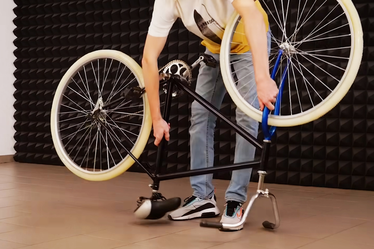 Il invente une roue de vélo increvable avec des bâtons de colle chaude -  NeozOne