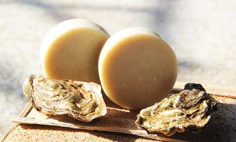 Aurélie Dumand confectionne des savons avec un ingrédient inédit et 100 % local : la coquille d'huîtres.