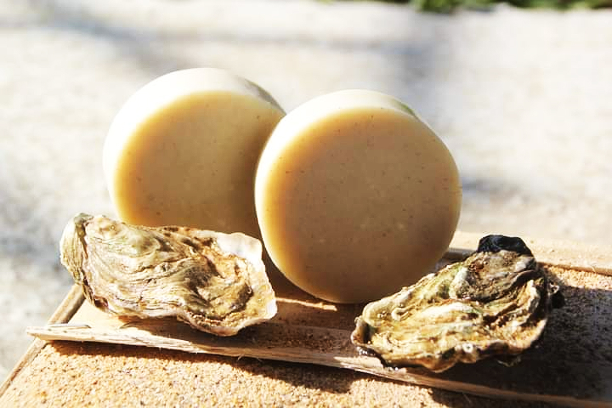 Aurélie Dumand confectionne des savons avec un ingrédient inédit et 100 % local : la coquille d'huîtres.