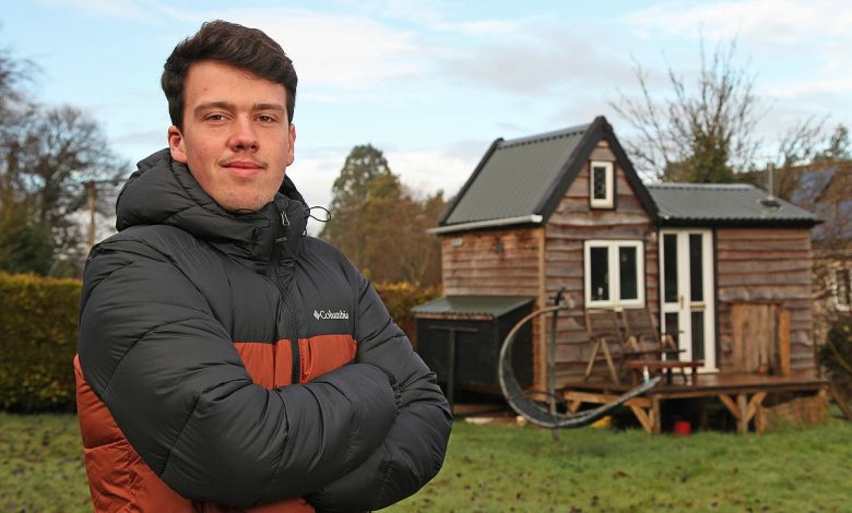 Tom Lear devant sa petite maison