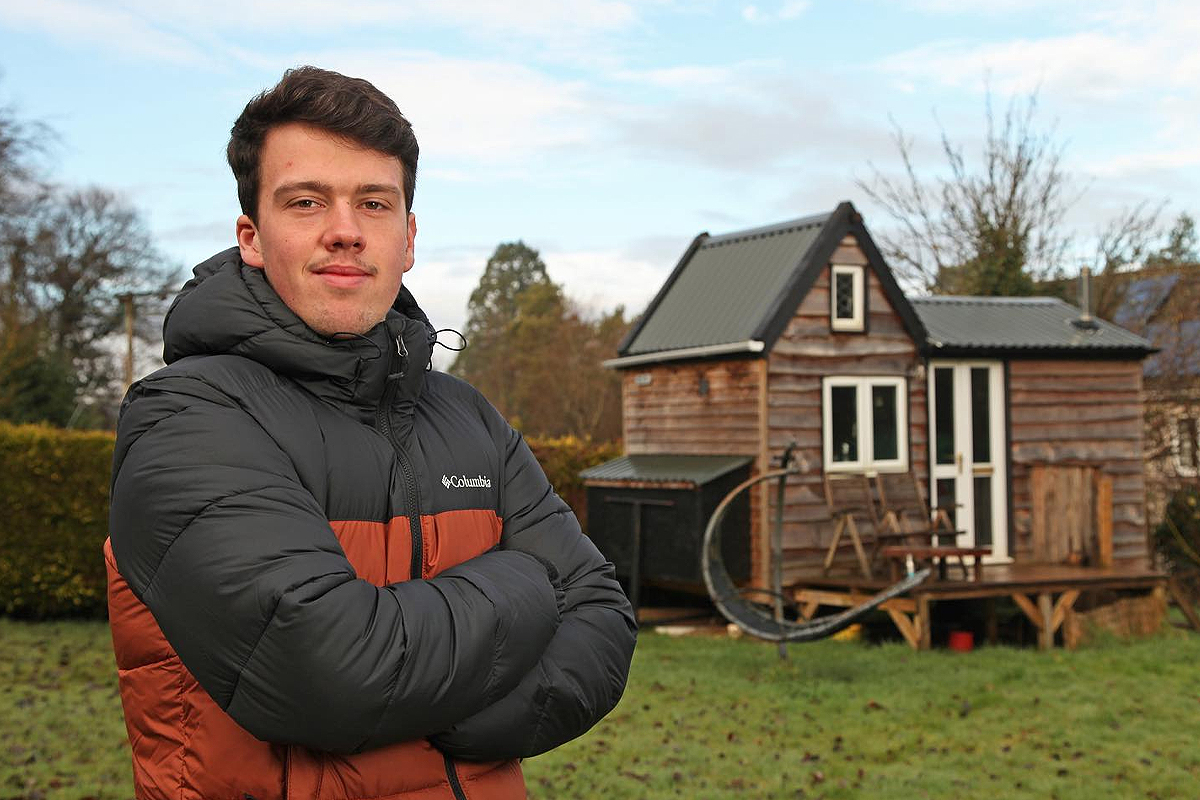 Tom Lear devant sa petite maison