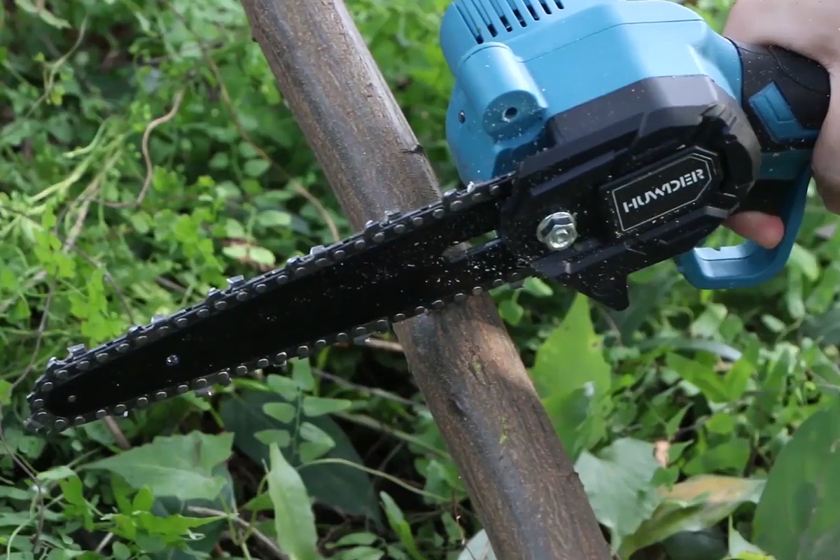 Cette tronçonneuse sans fil à prix unique va faciliter l'entretien de votre  jardin - Le Parisien