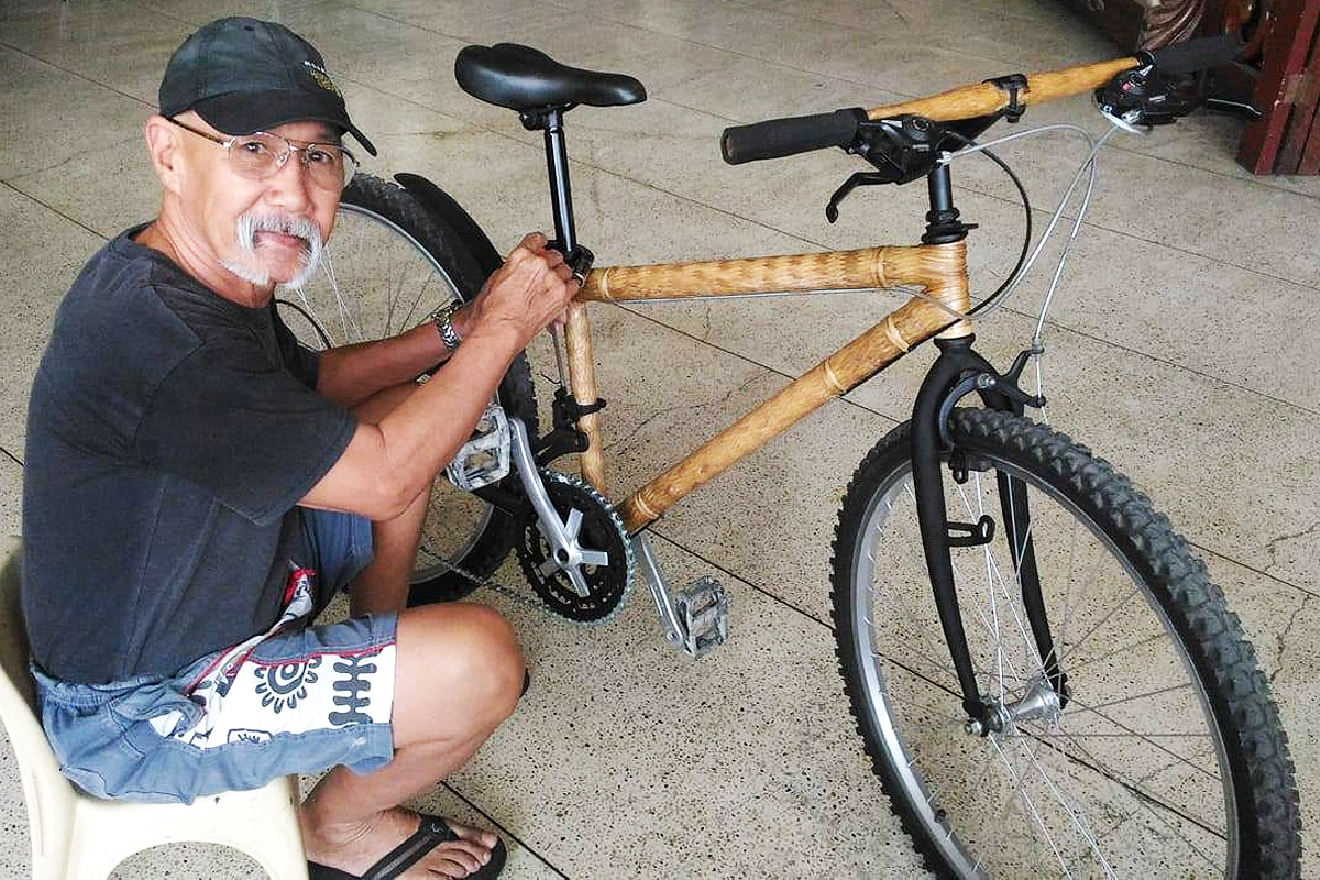 Un jeune inventeur philippin utilise les parties les plus solides du bambou pour fabriquer un vélo électrique !