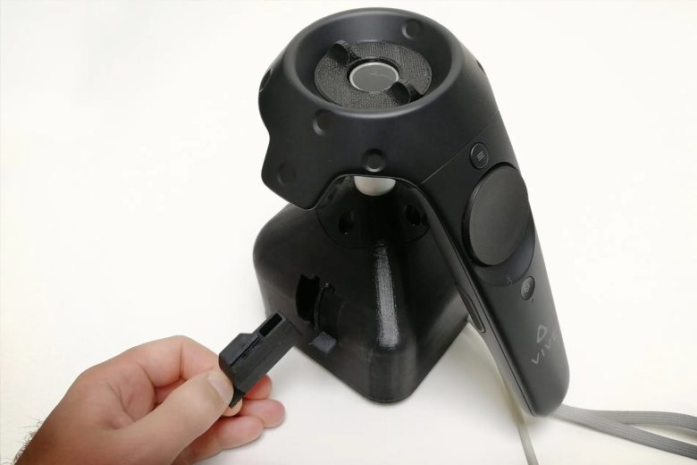 L'olfactomètre portable Nosewise utilise un orifice déjà présent dans le contrôleur HTC Vive