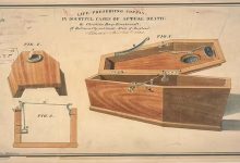 Le brevet pour un cercueil de survie inventé par Christian H. Eisenbrandt en 1843. Le cercueil avait un couvercle à ressort qui s'ouvrait au « moindre mouvement de la tête ou de la main ».