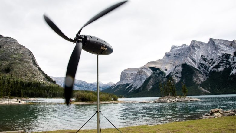 Chargez un téléphone, un GPS ou tout autre appareil électronique portable à l'aide de cette turbine compacte et légère.