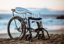 Transformer des chaises de jardin en fauteuils roulants pour les plus démunis.