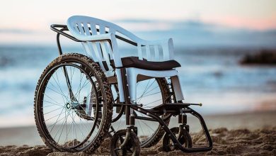 Transformer des chaises de jardin en fauteuils roulants pour les plus démunis.