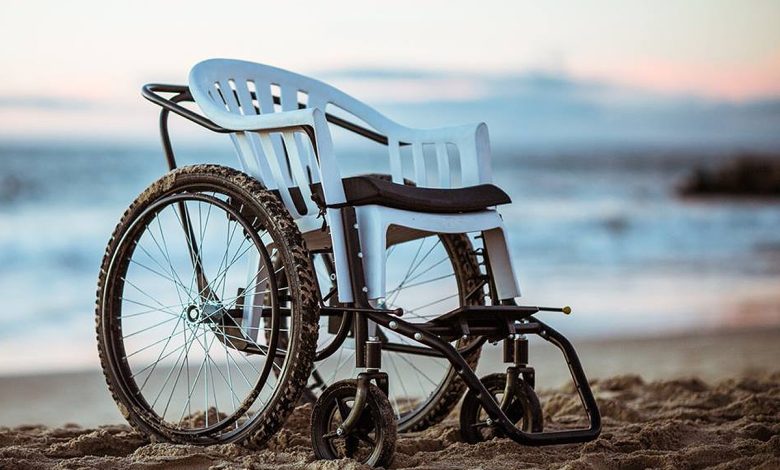 Transformer des chaises de jardin en fauteuils roulants pour les plus démunis.