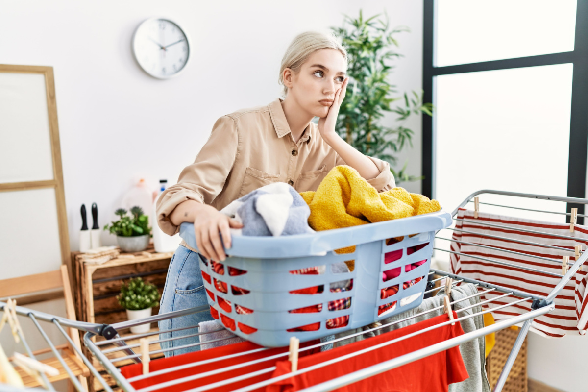 Sécher son linge sur un étendoir en seulement 2 h, une astuce