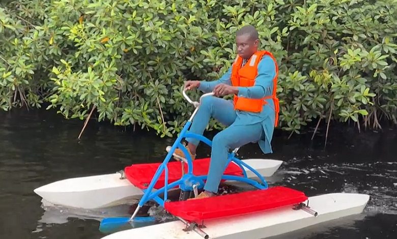 Un vélo pour pédaler sur l'eau.