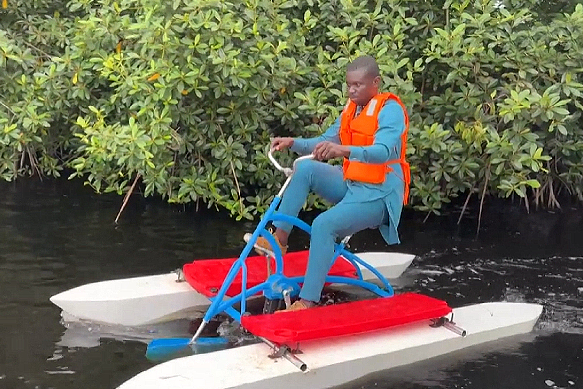 Un vélo pour pédaler sur l'eau.