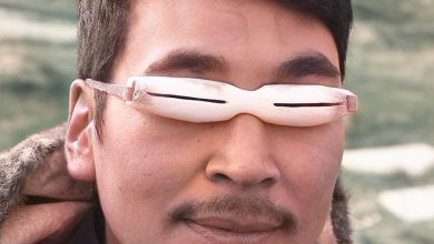 Lunettes de protection des inuits fabriqués à partir de bois de caribous , le tendon pour sangle