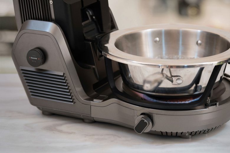 Un appareil qui combine simultanément l'induction, la chaleur et les micro-ondes pour cuisiner.