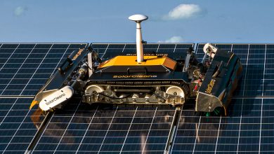 Ce robot solaire est conçu pour le nettoyage sans eau dans les grandes installations solaires dans les zones désertiques et les régions semi-arides.