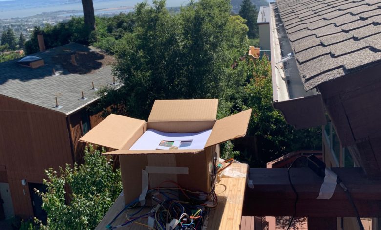 Installation d'une toiture expérimentale à East Bay. Les données de l'expérience ont été utilisées pour simuler les performances du TARC tout au long de l'année dans des villes représentant 15 zones climatiques différentes aux États-Unis.