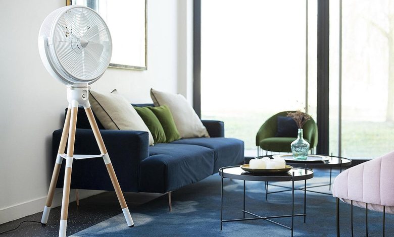 Un ventilateur qui harmonise la température dans la pièce.