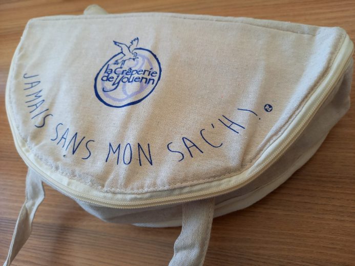 Le Sac’h* (sac en breton) de la marque « Jamais sans mon sac’h » est spécialement conçu pour le conditionnement des crêpes et galettes, pain et denrées alimentaires périssables.