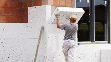 L'isolation par l'extérieur avec des panneaux en polystyrène.