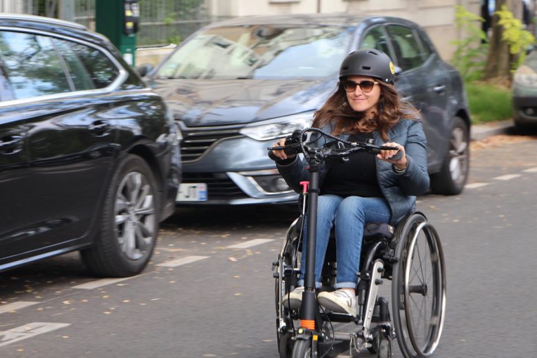 Faire de la trottinette électrique avec un fauteuil roulant, c'est possible avec cette invention.