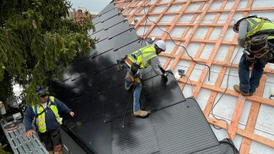 Les tuiles photovoltaïques sont vissées directement sur la sous-toiture.