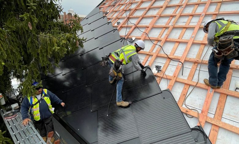 Les tuiles photovoltaïques sont vissées directement sur la sous-toiture.