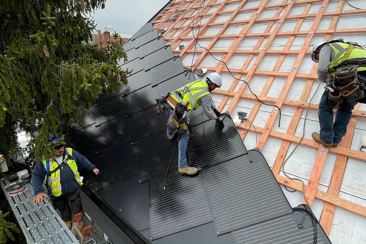 Les tuiles photovoltaïques sont vissées directement sur la sous-toiture.