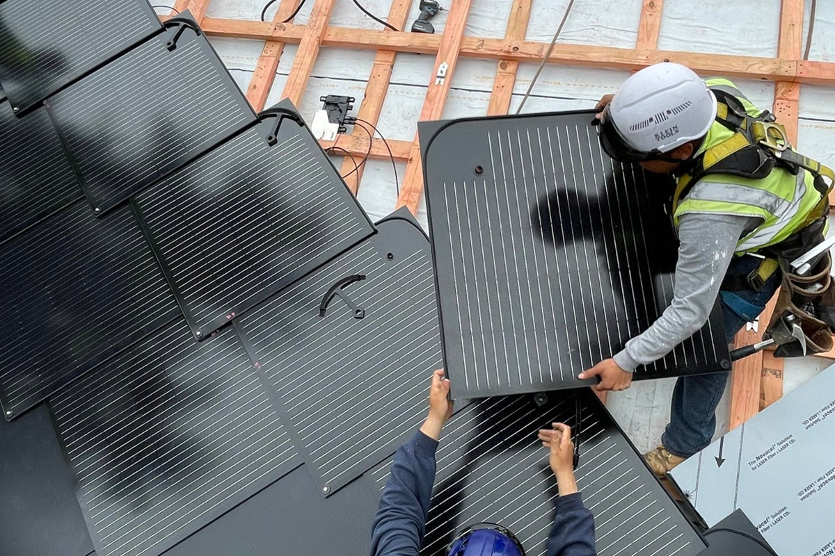 L'installation de tuiles solaires Sunstyle.