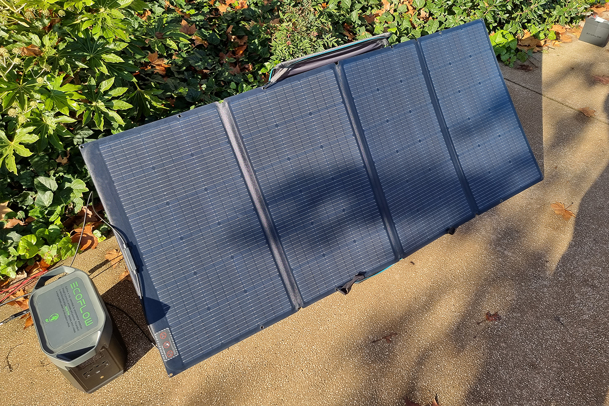 Le générateur d'électricité portable Ecoflow couplé à des panneaux solaires