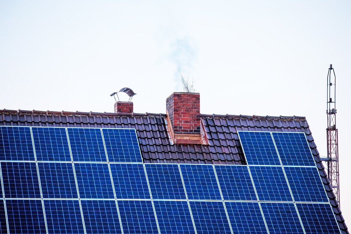 Faut-il installer les panneaux solaires sur la toiture ou au sol ?