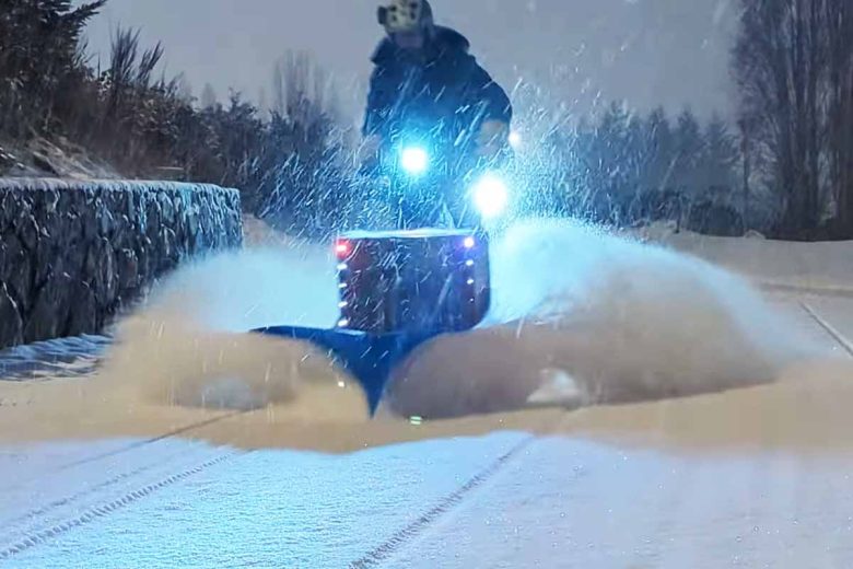 Le vélo peut atteindre une vitesses de 20 km/h tout en projetant de la neige dans les deux sens.