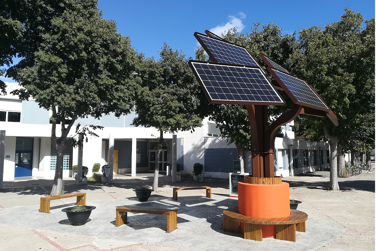 Un arbre solaire installé à l'université de Perpignan.